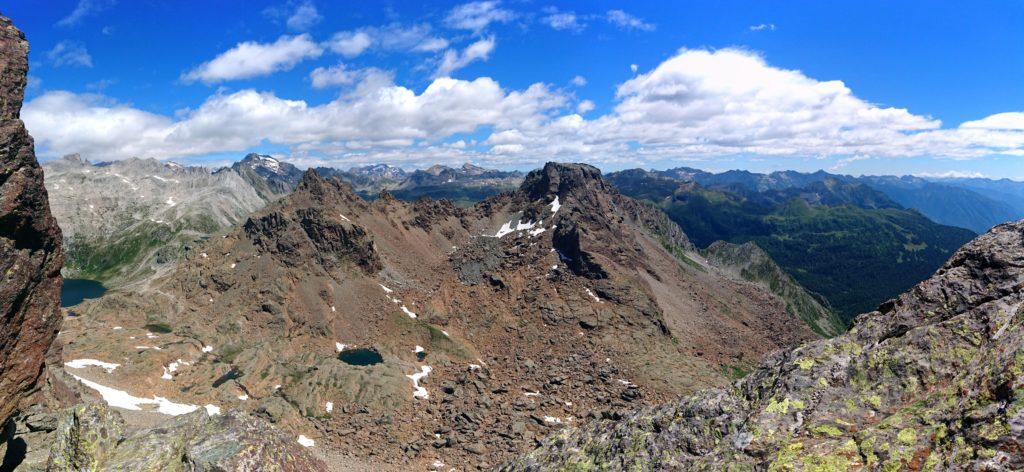 Panoramica verso est con il passo della Rossa