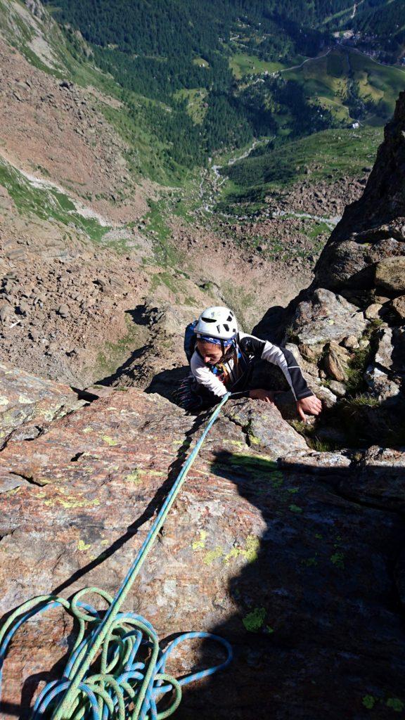 Erica affronta l'ultima rimonta parzialmente strapiombante che porta alla sosta finale della via