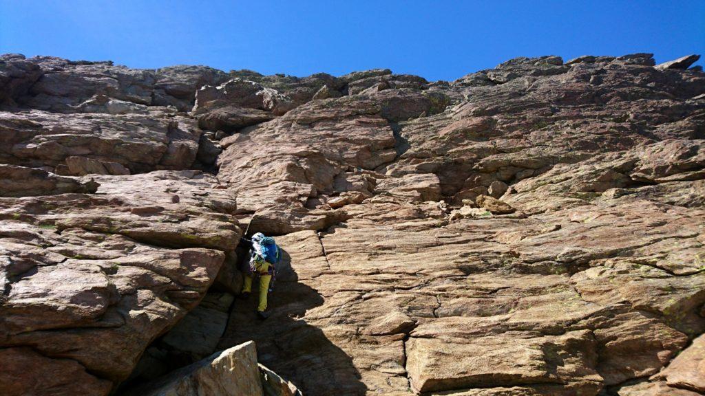 Dopo aver sistemato l'attrezzatura, affrontiamo gli ultimi 100 metri di roccette slegati fino alla cima della Rossa