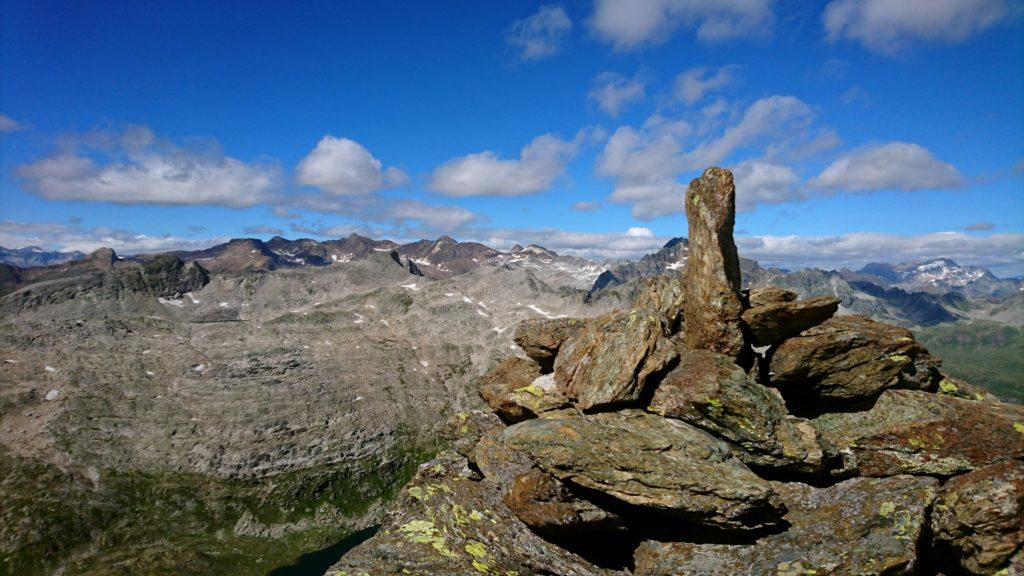 Altra fotina dell'ometto di vetta con lo splendido paesaggio che si può godere dalla cima della Rossa