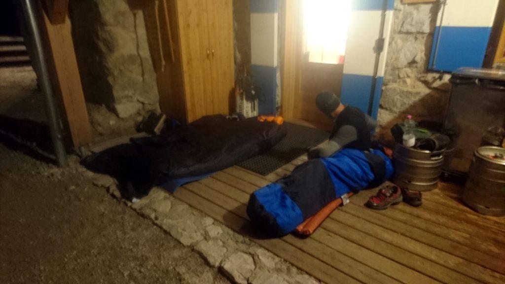 Siamo partiti sabato ma il Tuckett è pieno, così ci accomodiamo all&#039;esterno con i nostri sacchi a pelo, sperando che non piova