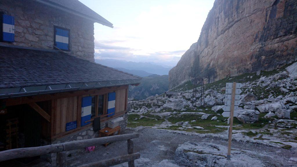 Ci alziamo all&#039;alba e sbaracchiamo le nostre cose prima che vengano preparate le colazioni