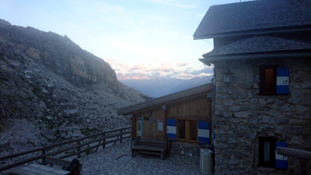 Prime luci dell&#039;alba dal rifugio Tuckett