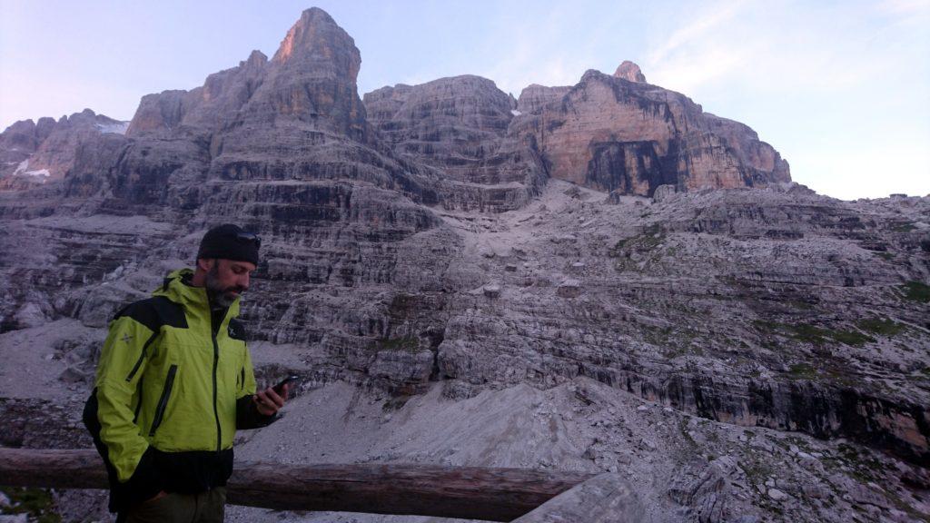 Samu guarda l'ora impaziente. Aspetteremo fino alle 8 per avere la roccia un po' più calda