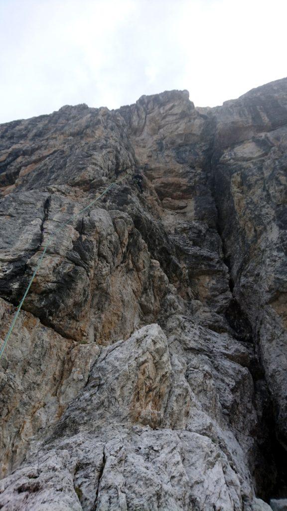 Si traversa poi in diagonale verso il diedro fino ad uscire sullo spallone alla sinistra