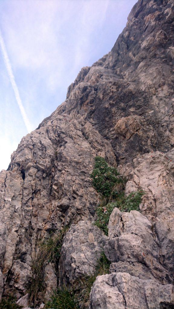 L&#039;attacco del secondo tiro è sulla spalletta di sinistra. Questo è l&#039;unico tiro facile della via. Gli altri sono molto continui