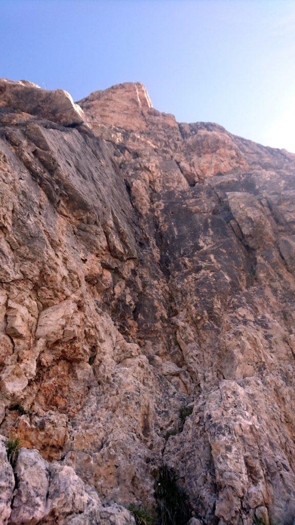 L&#039;attacco del terzo tiro, che risale dritto per la fessura e si sposta poi leggermente a destra
