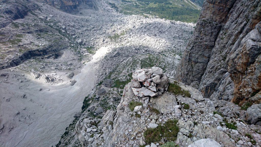 Abbiamo raggiunto il terrazzino su cui passa la via normale. L'ometto della via normale con il Tuckett sullo sfondo