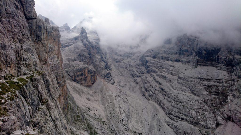 In direzione della Bocca di Tuckett si sta annuvolando....ma è roba passeggera