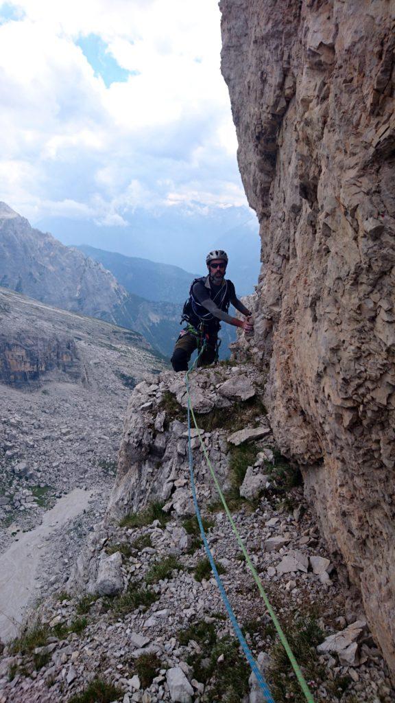 Samu arriva sulla cengia dove si trova la sosta del settimo tiro, uno dei pochi che ho potuto tirare io. Comunque non facile