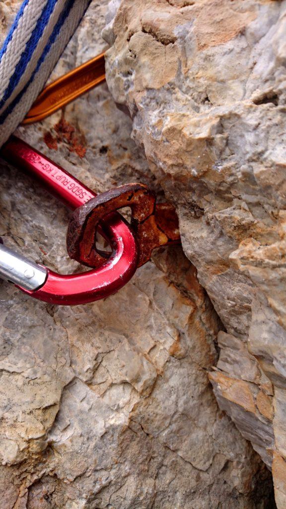 Questo è un po&#039; l&#039;emblema delle vie in Brenta. Scordatevi i fix. Qua ci sono solo chiodi dell&#039;anteguerra belli arrugginiti....quando ci sono.... ;)