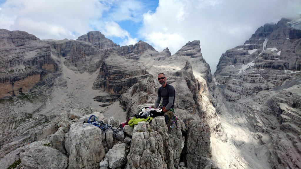 Samu sulla vetta, con sguardo compiaciuto e soddisfatto! Grande Samu!!! Questa te la sei stra-meritata!!!