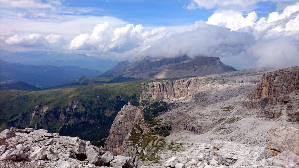 Vista verso la Pietra Grande, coperta da dei bei nuvoloni