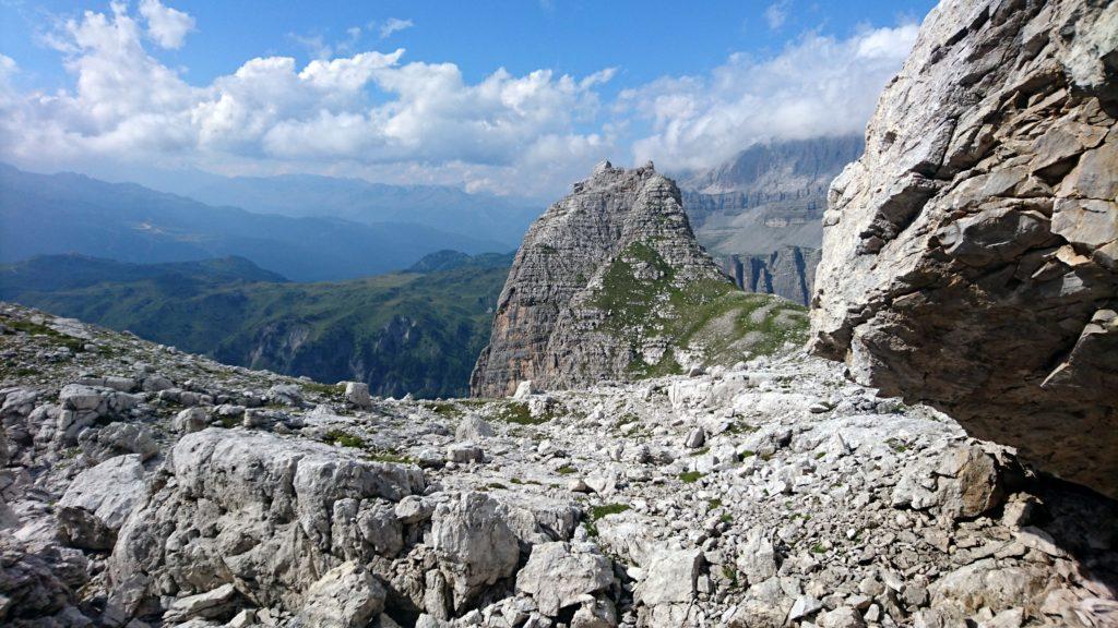 Da questa selletta si scende ancora un centinaio di metri fino al sentiero