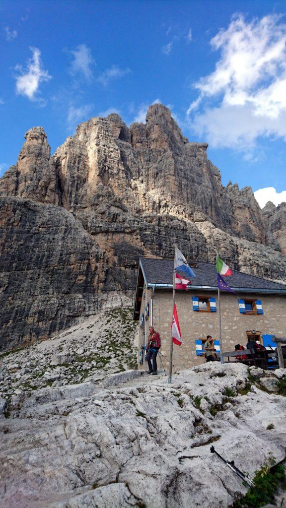 Dopo esserci riposati qualche minuto, rifacciamo gli zaini e ci prepariamo alla discesa. Vista della nostra cima dal rifugio Tuckett