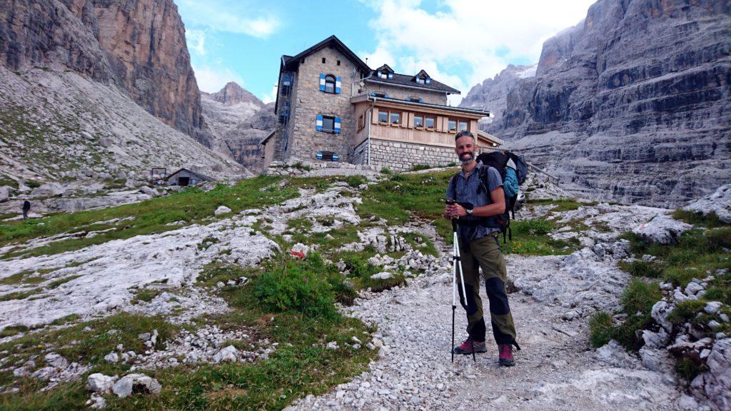 Samu bello sorridente e orgoglioso davanti al rifugio Tuckett