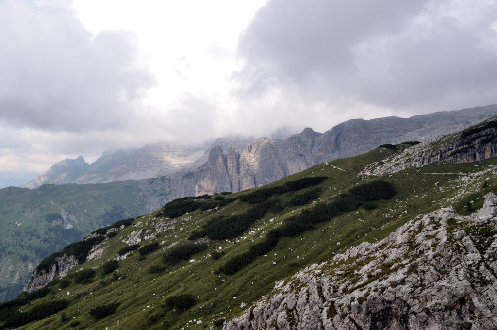 il sentiero che dal Tuckett porta al Grostè, rimanendo in costa