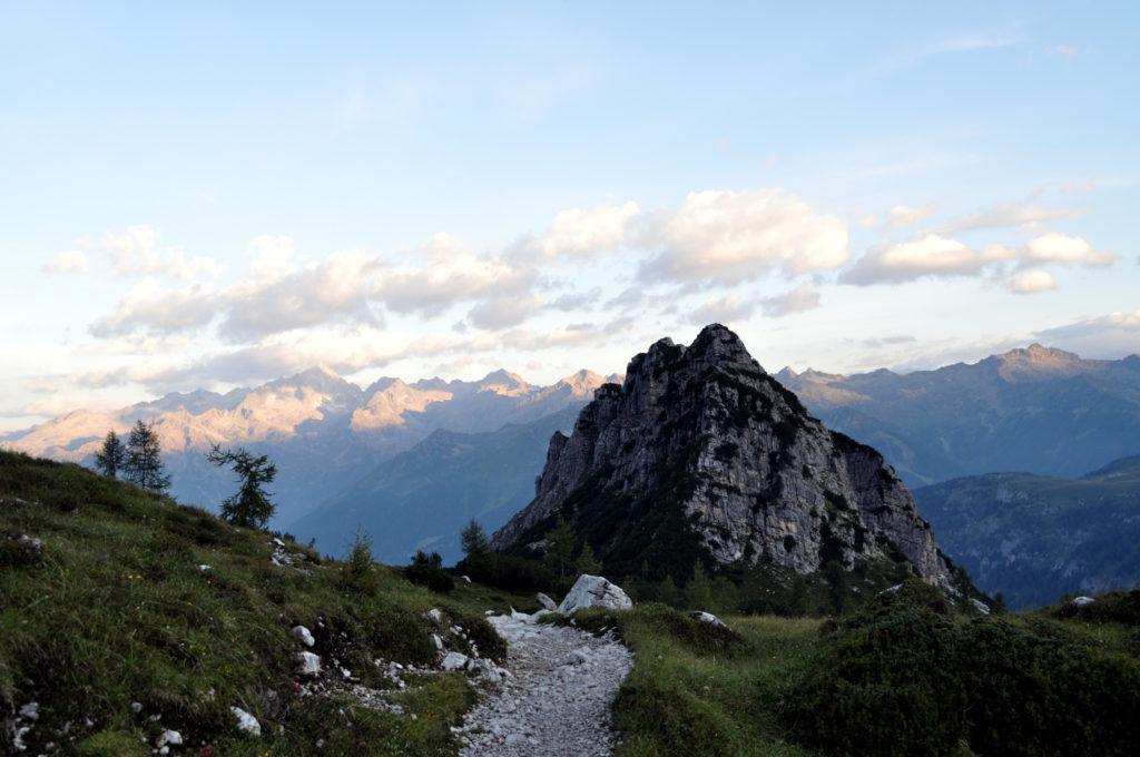 lungo il sentiero Fridolin, le prime luci di una magnifica domenica dolomitica