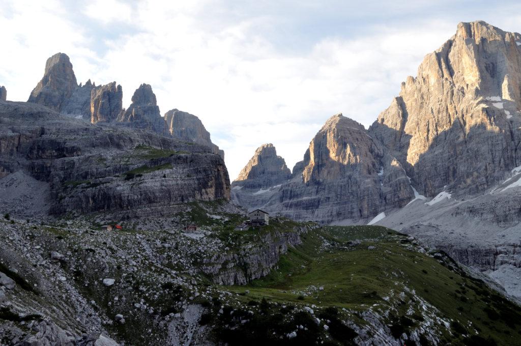 Il Brentei all'alba, ancora all'ombra delle montagne