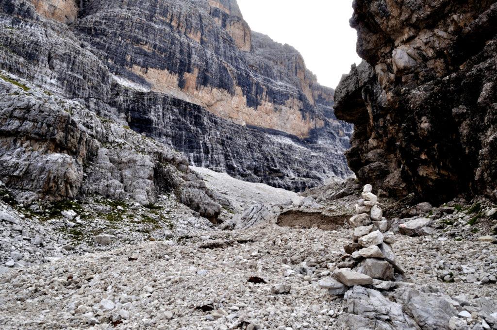 il sentiero che dal Brentei sale all'Alimonta è bellissimo: attraversa strette gole rocciose, passando proprio sotto i giganti