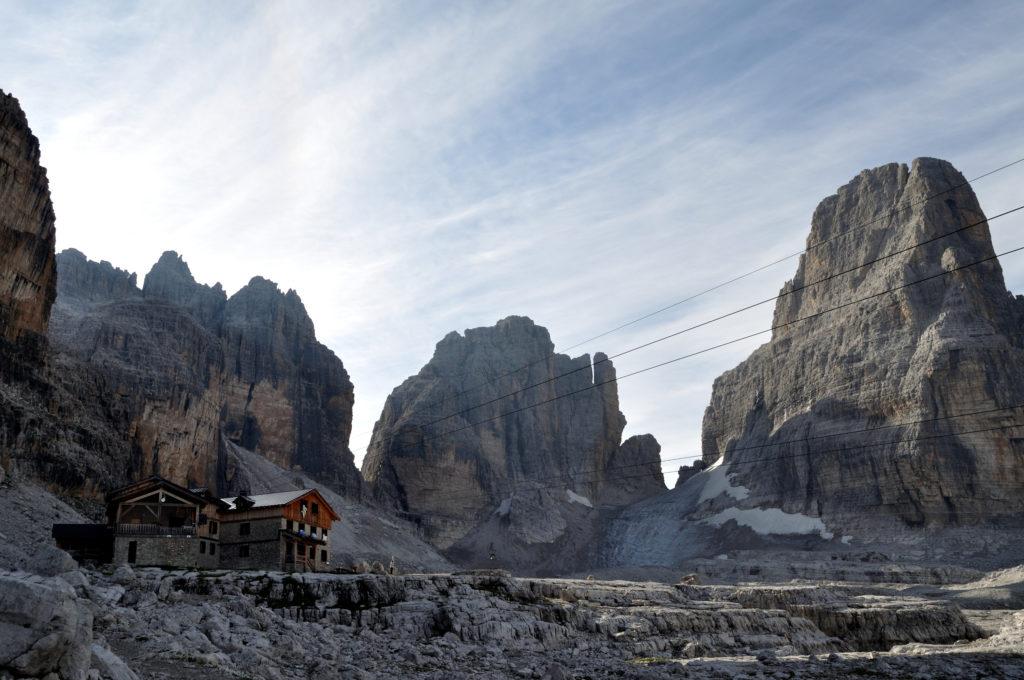 in vista dell'Alimonta, vero e proprio nido d'aquila in un anfiteatro di cime; gli avventori sono già tutti partiti per le escursioni, c'è una pace e un silenzio incredibili