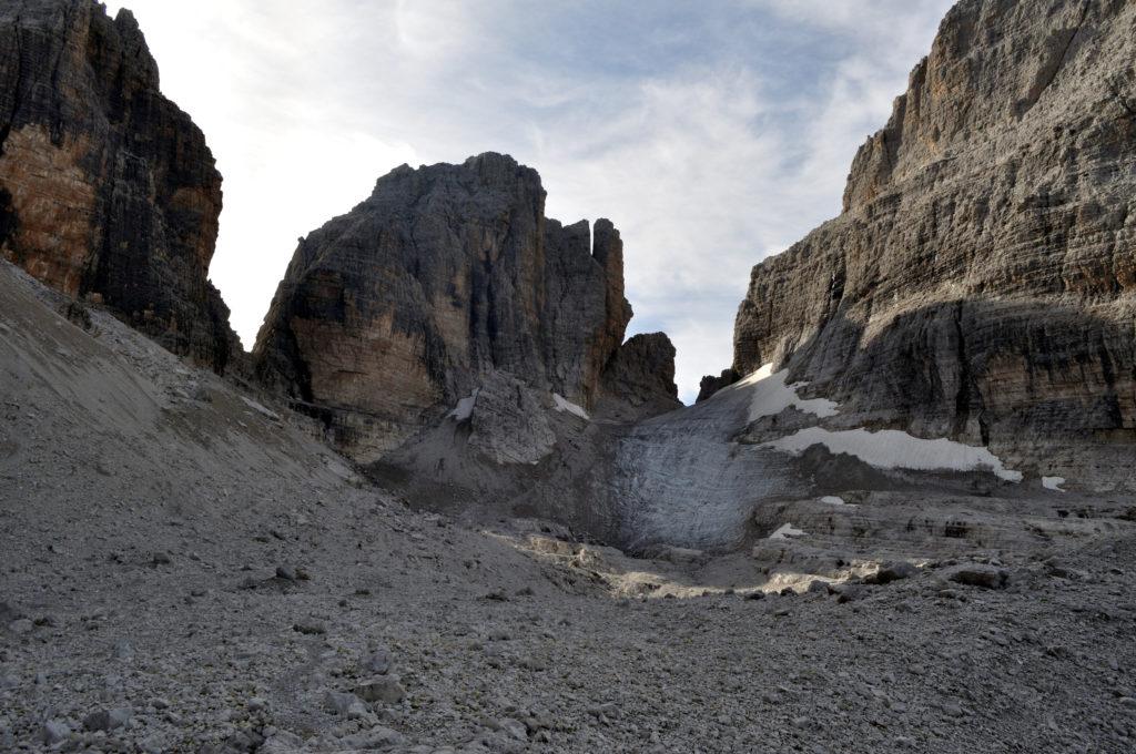 Bocchetta delle Armi: l'attraversamento del ghiacciaietto si fa comodamente a sinistra, ma qualcuno deve aver provato a salire -o scendere!- dritto per dritto