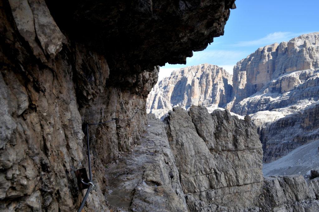 il primo tratto della ferrata, se si parte da qui, percorre questa bella cengia esposta (ma iperattrezzata)