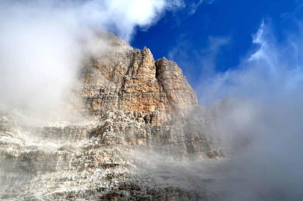 ogni tanto le nubi si diradano e scoprono un mondo fatto di roccia, guglie, pinnacoli