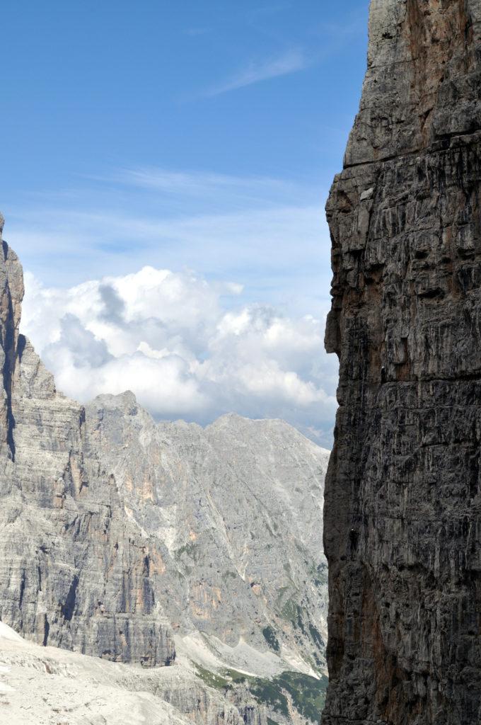 sulla destra si vedono due scalatori alle prese con una via che dire lunga è dire poco sul Campanile Basso