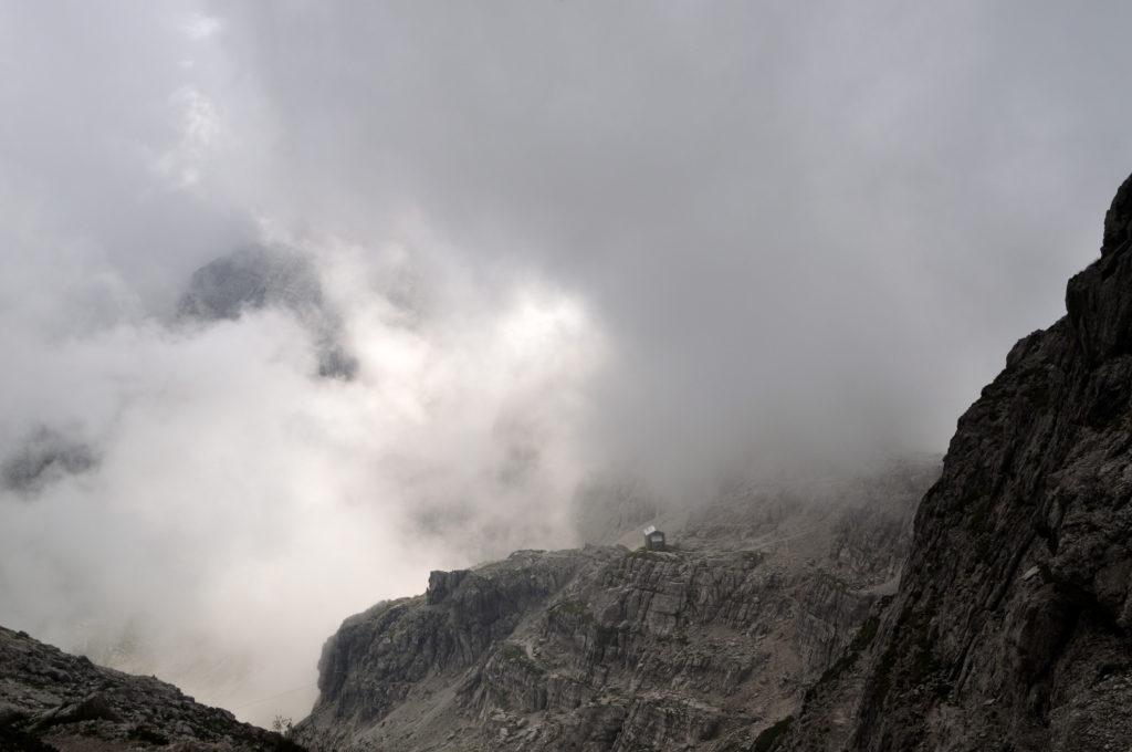 alla Bocca di Brenta: si intravede, ma solo per un attimo, il Rifugio Pedrotti