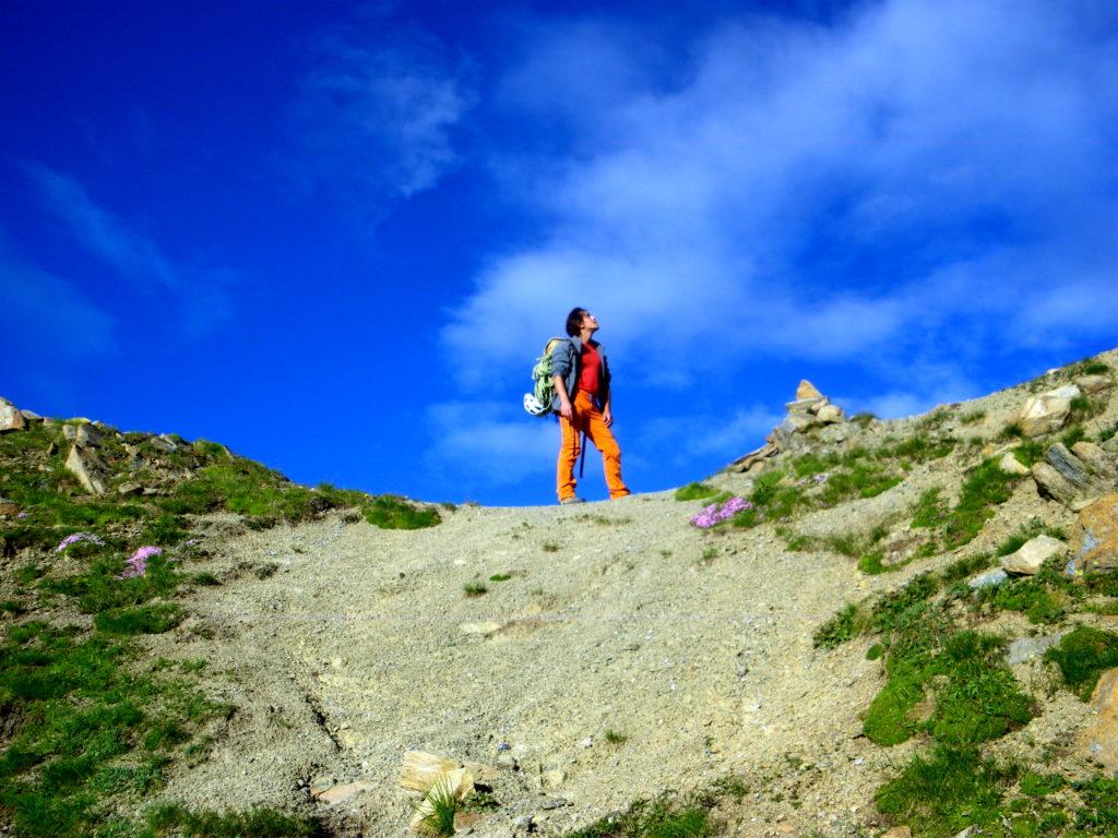 Qui siamo già dalle parti dell&#039;attacco, circa 80 metri sotto. C&#039;è una bella sella dalla quale bisogna procedere dritti verso monte