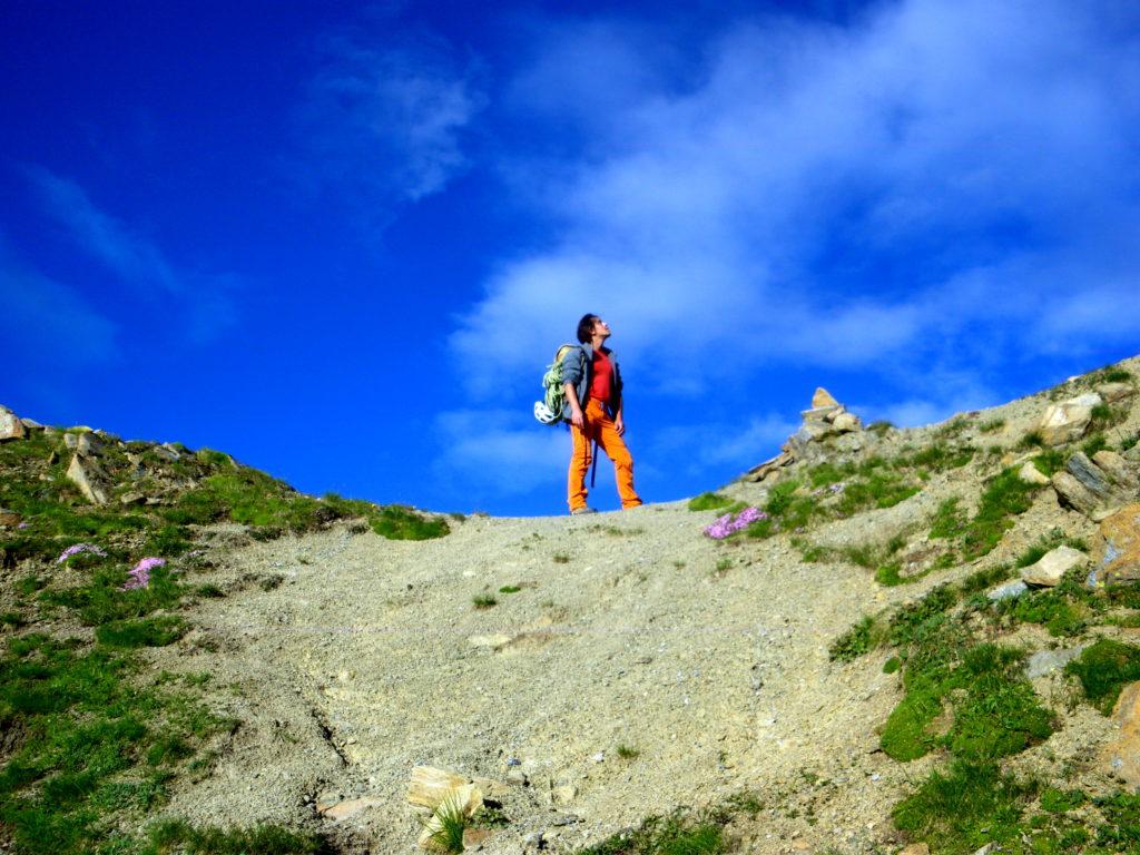 Qui siamo già dalle parti dell'attacco, circa 80 metri sotto. C'è una bella sella dalla quale bisogna procedere dritti verso monte