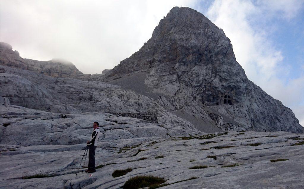 Stavolta le foto partono già dal rifugio. Questa gita l&#039;abbiamo fatta troppe volte per riproporre sempre le stesse cose... ;) In foto, la nostra cima con la splendida grotta scavata nella roccia