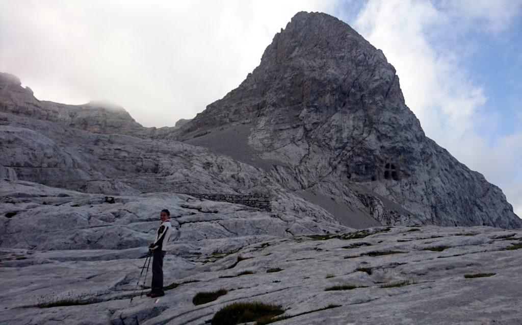 Stavolta le foto partono già dal rifugio. Questa gita l'abbiamo fatta troppe volte per riproporre sempre le stesse cose... ;) In foto, la nostra cima con la splendida grotta scavata nella roccia