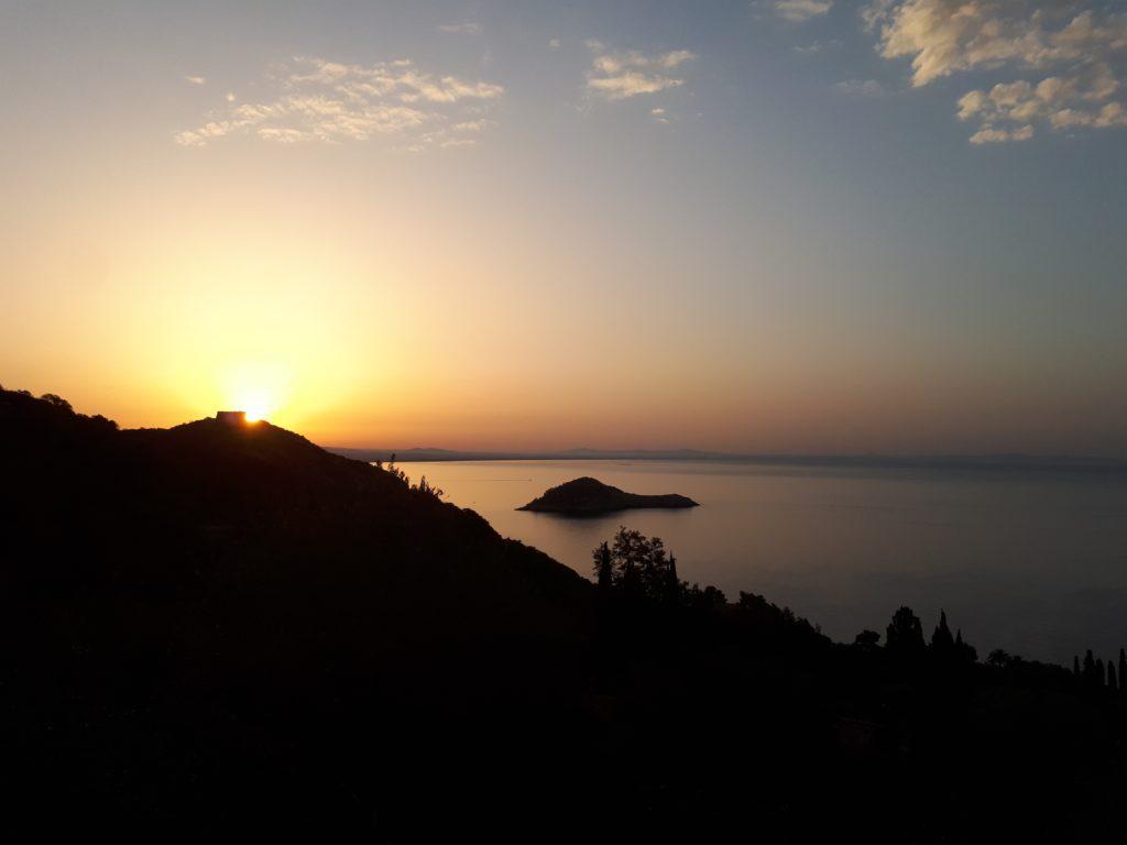 Arriviamo al parcheggio verso le 6:30 e ci gustiamo questa splendida alba che sale dietro al Forte Stella di Porto Ercole