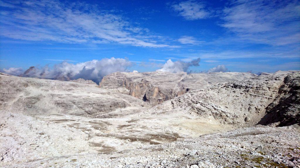 Davanti a noi si apre un paesaggio lunare: una serie di piattoni detritici con una grande valle al centro