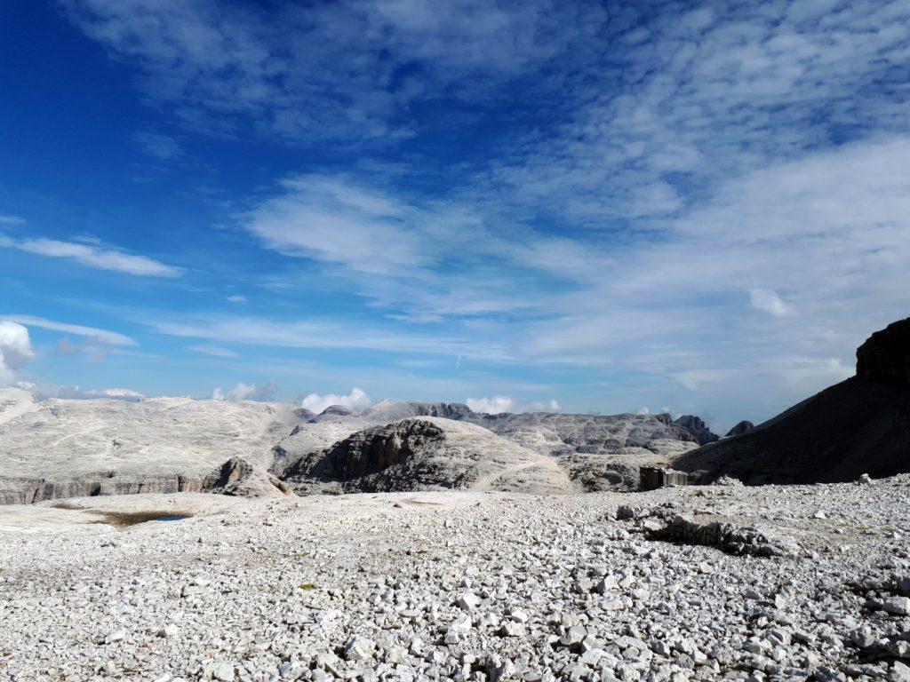 Ci incamminiamo di buona lena verso il Rifugio Capanna Fassa sul Piz Boè