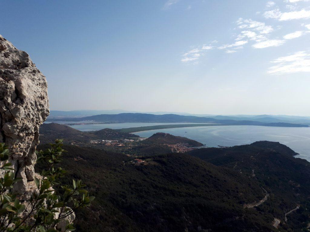 Siamo quasi in cima e da qui si vedono chiaramente le lingue di terra che collegano l'Argentario alla terra ferma