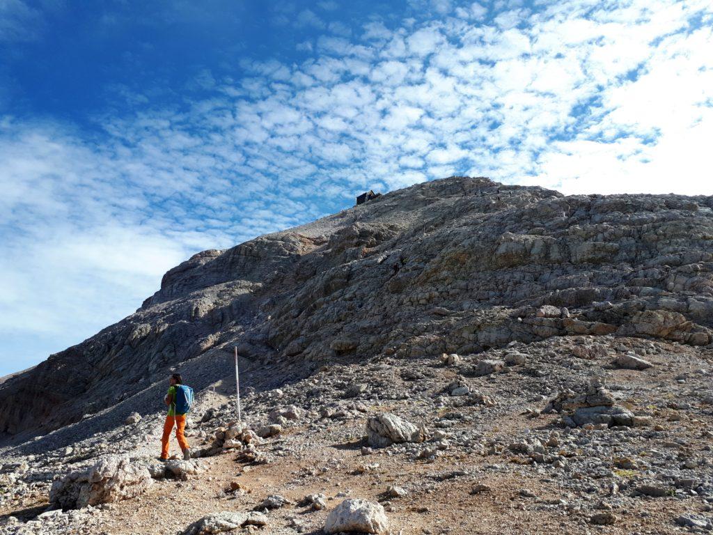 Ci incamminiamo di buona lena verso il Rifugio Capanna Fassa sul Piz Boè