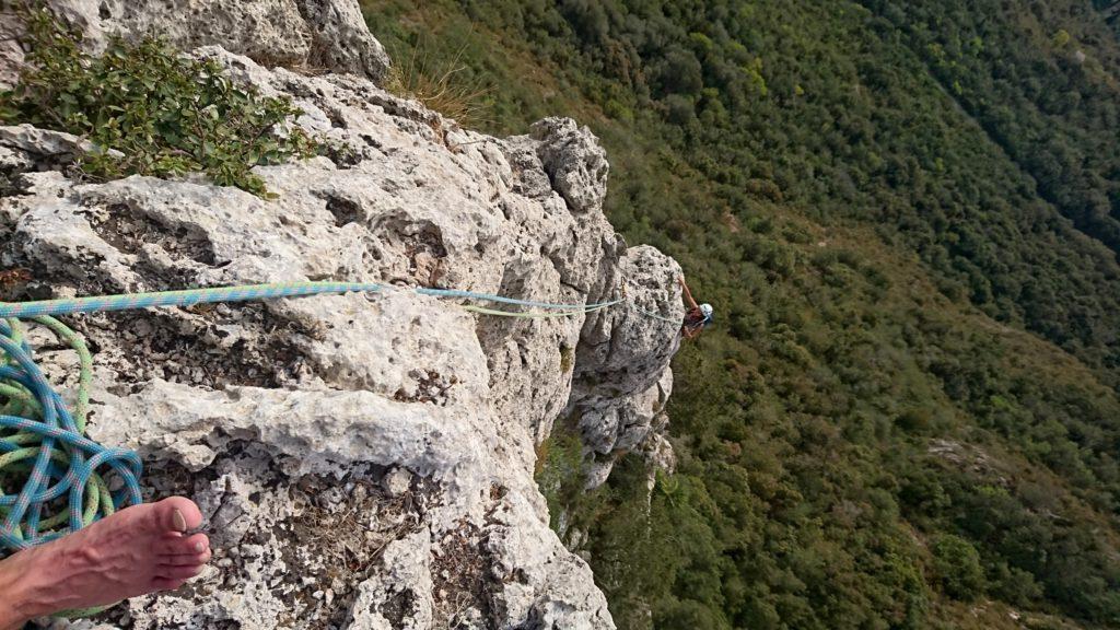 Erica alle prese con uno dei tiri aerei della via. Facile ma esposto