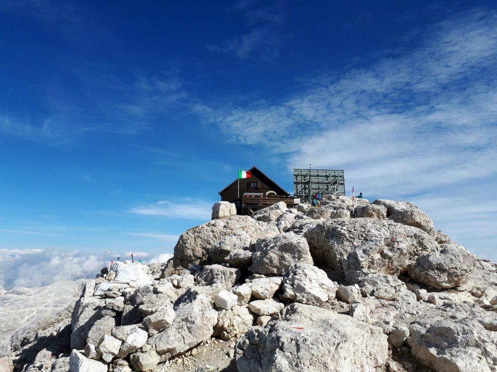 il Rifugio Capanna Fassa compare sulla cima del Piz Boè