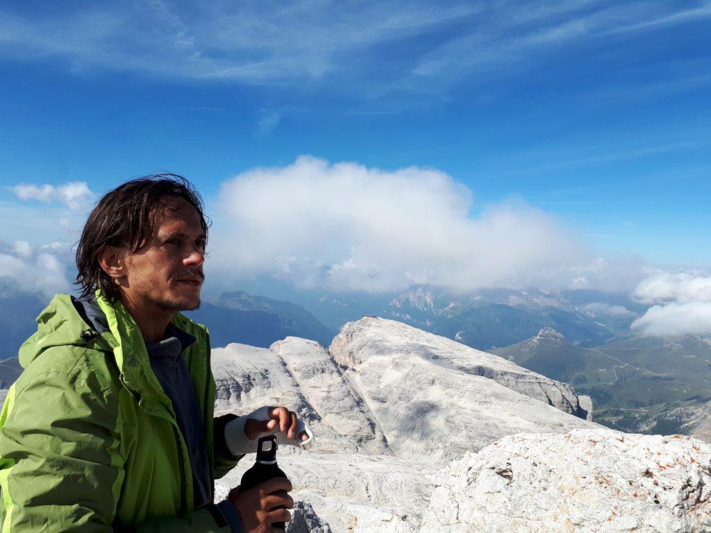 dalla Capanna Fassa è possibile ammirare un immenso panorama a 360 gradi