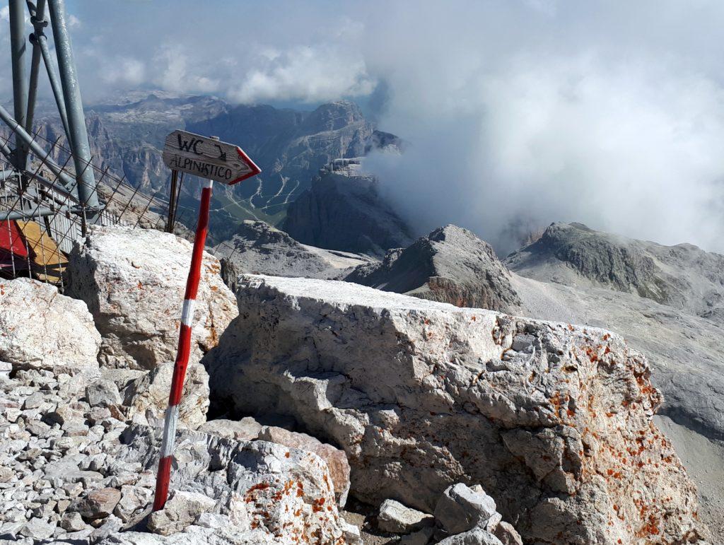 ecco il "wc alpinistico", il primo wc raggiungibile solo in corda doppia :D