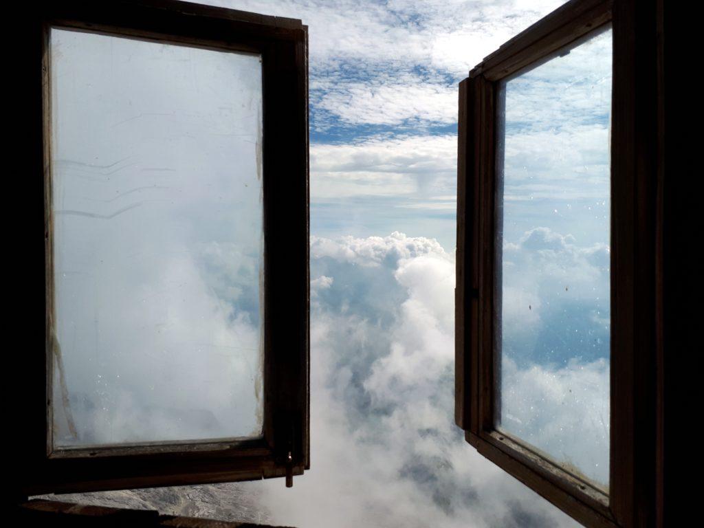 la meravigliosa vista che si gode dalla tazza del wc alpinistico