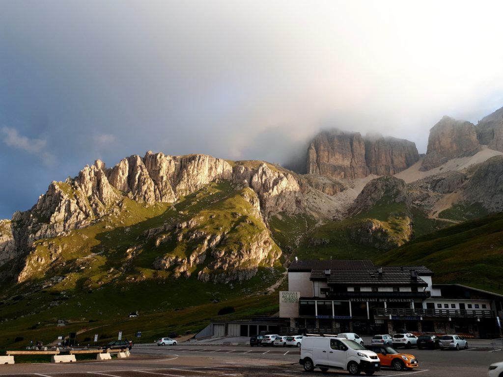 Dormiamo in auto al parcheggio del Pass Pordoi: questa è l'alba sul gruppo del Sella