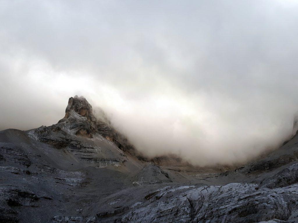 La giornata è incerta e regala degli splendidi giochi di nubi sulle cime della val d&#039;Agola