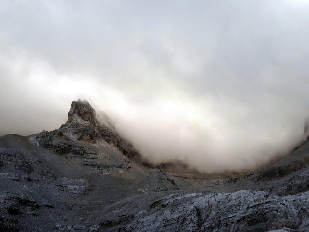 La giornata è incerta e regala degli splendidi giochi di nubi sulle cime della val d'Agola