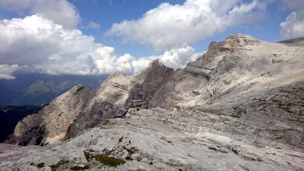 La splendida vista del rifugio XII Apostoli da poco più a monte