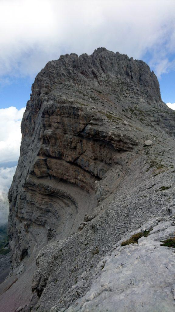 Siamo arrivati al passo e da qui possiamo attaccare la via normale per la cima XII Apostoli. Qualche sfasciume iniziale e poi facile cresta....esposta