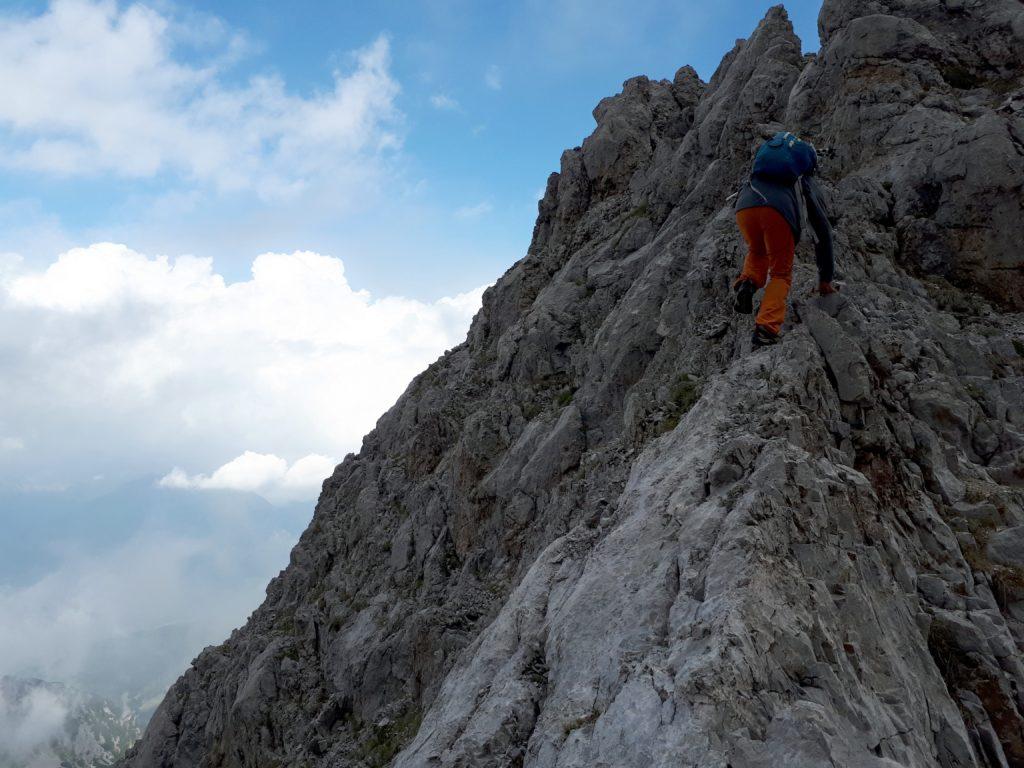 Si inizia a scalare per facili roccette di I grado